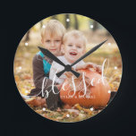Reloj Redondo Mediano Elegante guión "bendecido" foto Personalizado<br><div class="desc">Agrega tu foto favorita de tus últimas vacaciones,  boda o ocasión especial.</div>