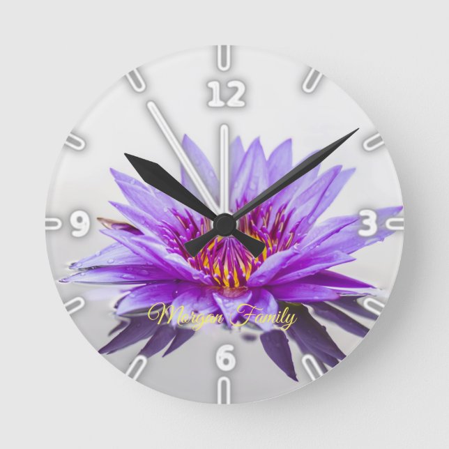 Reloj Redondo Mediano Elegante Lago Purple Lotus personalizado (Anverso)
