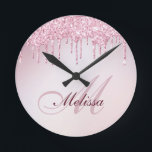 Reloj Redondo Mediano elegante rosa purpurina morado dorado goteo a la m<br><div class="desc">Una elegante mezcla de escritura con un monograma personalizado sobre un fondo falso rosa color púrpura y purpurina.</div>