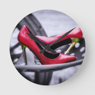 Reloj Redondo Mediano Ella piensa mi tractor rojo atractivo de los