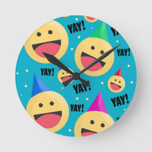 Reloj Redondo Mediano Emocionantes Emojis de YAY en vacaciones de Gorras