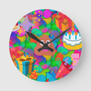 Reloj Redondo Mediano emoji de caca de cumpleaños feliz