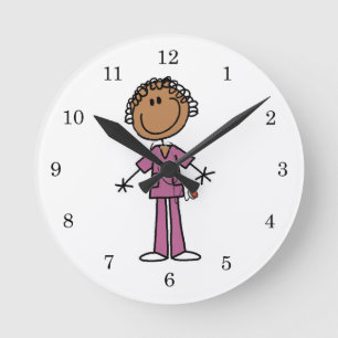 Reloj Redondo Mediano Enfermeras africanas con imitaciones de palos