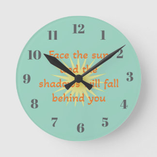 Reloj Redondo Mediano Enfrenta el sol