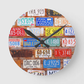 Reloj Redondo Mediano Engranaje de Roadtrip - placas de los E.E.U.U.