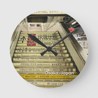 Reloj Redondo Mediano Escaleras de la Estación de Trenes de Osaka Japón