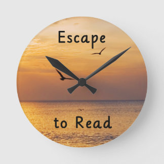 Reloj Redondo Mediano Escape to Read Wall Clock | Book Lover Quote