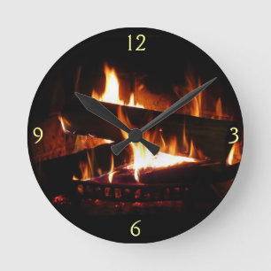 Reloj Redondo Mediano Escena de invierno cálido con chimenea para fotogr