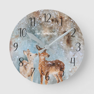 Reloj Redondo Mediano Escena de invierno de ciervo personalizada