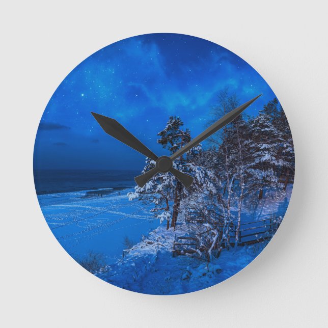 Reloj Redondo Mediano Escena de invierno nocturna con pinos cubiertos de (Anverso)