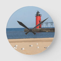 Escenario de playa con gaviotas y faro