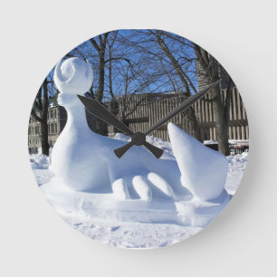 Reloj Redondo Mediano Escultura de nieve de foca, Quebec, Canadá