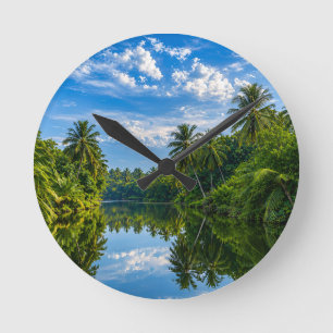 Reloj Redondo Mediano Espejo Tropical de Reflexiones del Río - Almohadón