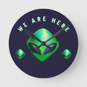 Reloj Redondo Mediano "Estamos Aquí" Cabeza de Alien Verde