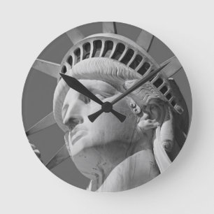 Reloj Redondo Mediano Estatua de la libertad en blanco y negro