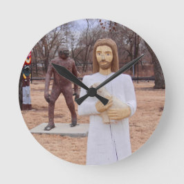Reloj Redondo Mediano Estatuas de madera de Jesús y Bigfoot Arte al bord