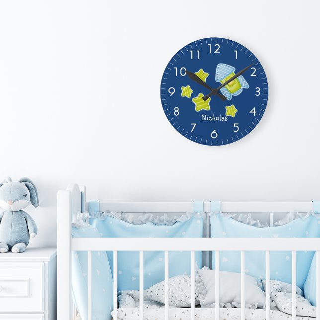Reloj Redondo Mediano Estrellas y guardería de cohetes monogramados (Subido por el creador)