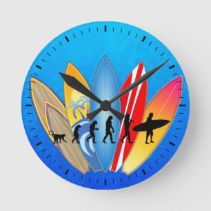 Reloj Redondo Mediano Evolución que practica surf