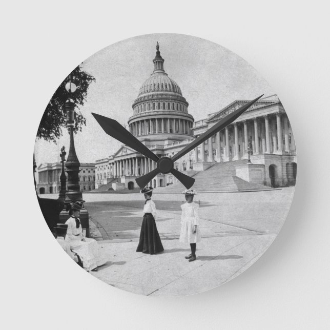 Reloj Redondo Mediano Exterior of the Capitol building with women (Anverso)