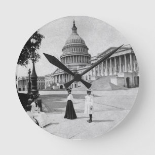 Reloj Redondo Mediano Exterior of the Capitol building with women