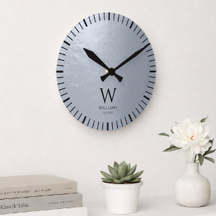 Reloj Redondo Mediano Falso Monograma y Nombre Gris Metálico Plateado Ne