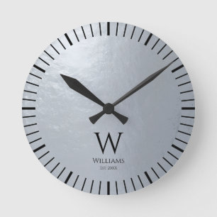Reloj Redondo Mediano Falso Monograma y Nombre Gris Metálico Plateado Ne