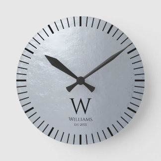 Reloj Redondo Mediano Falso Monograma y Nombre Gris Metálico Plateado Ne