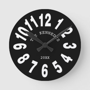 Reloj Redondo Mediano Familia Blanca Y Negra Moderna Nombre Gran Número