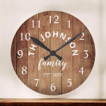 Reloj Redondo Mediano Familia Personalizado de Madera Nombre Rústico Gra<br><div class="desc">El reloj de pared estilo casa de campo de madera marrón es perfecto para su cocina de campo. Personalizar con el nombre de su familia y año establecido para un regalo único y personalizado de cumpleaños o Navidades.</div>