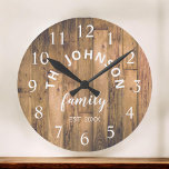 Reloj Redondo Mediano Familia Personalizado de Madera Nombre Rústico Gra<br><div class="desc">El reloj de pared estilo casa de campo de madera marrón es perfecto para su cocina de campo. Personalizar con el nombre de su familia y año establecido para un regalo único y personalizado de cumpleaños o Navidades.</div>