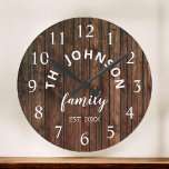 Reloj Redondo Mediano Familia Personalizado de Madera Nombre Rústico Gra<br><div class="desc">El reloj de pared estilo casa de campo de madera marrón es perfecto para su cocina de campo. Personalizar con el nombre de su familia y año establecido para un regalo único y personalizado de cumpleaños o Navidades.</div>