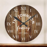 Reloj Redondo Mediano Familia Personalizado de Madera Rústica Granja<br><div class="desc">El reloj de pared estilo casa de campo marrón es perfecto para su cocina rural o sala de estar. Personalizar con el nombre de su familia y año establecido para un cumpleaños único y personalizado o un regalo de Navidades.</div>