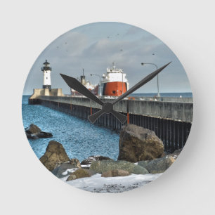 Reloj Redondo Mediano Faro y barco en Duluth Minnesota