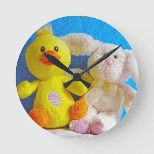 Reloj Redondo Mediano Feliz Chick de Pascua + Conejo