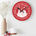 Reloj Redondo Mediano Feliz Navidad Felices Fiestas Invierno Personaliza<br><div class="desc">Merry Christmas Happy Holidays Winter Personalized Name Clocks incluye el texto "Feliz Navidad y Felices Fiestas" en un guión blanco moderno con un fondo rojo y personalizado con tu nombre rodeando una casa con árboles de Navidad y copos de nieve. Perfecto para Navidades de fiesta y regalos de vacaciones. Diseñado...</div>
