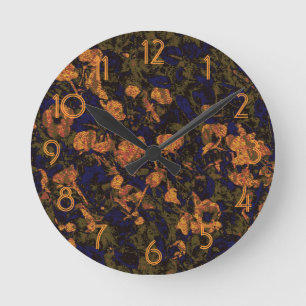 Reloj Redondo Mediano Flor anaranjada contra modelo del camuflaje de la