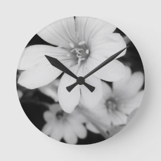 Reloj Redondo Mediano Flor blanco y negro