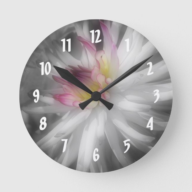Reloj Redondo Mediano Flor De Dahlia En Blanco Y Negro (Anverso)