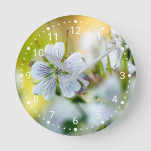 Reloj Redondo Mediano Flor de Geranio Blanco Decorativa Foto con Bokeh S