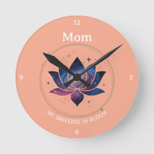 Reloj Redondo Mediano Flor de Loto Cósmica Mamá en Flor