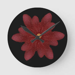 Reloj Redondo Mediano Flor de Terciopelo Rojo Elegante sobre Negro   Flo