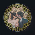 Reloj Redondo Mediano Flor Mandala Floral Forma de foto Dorado Negro Dec<br><div class="desc">Este magnífico diseño de reloj de pared personalizado incluye tu fotografía personalizada en el centro de una forma dorada en forma de mandala floral de arte dorado sobre un fondo negro. Tiene un aspecto Art Déco retro. Subir una foto de cualquier forma y rellenará automáticamente el marco floral. Es perfecto...</div>