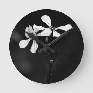 Reloj Redondo Mediano floral en blanco y negro minimalista