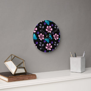 Reloj Redondo Mediano Floral Rosa Caprichosa y Mariposa Azul Sin Costura