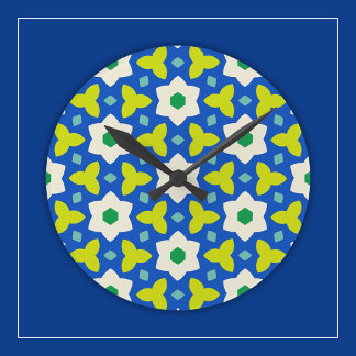 Reloj Redondo Mediano Flores Lindas sobre Floral Geométrico Azul y Verde