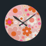 Reloj Redondo Mediano Flores retro Peach Rubor Naranja rosa Floral<br><div class="desc">Flores retro coloridas: arte floral - tonos cálidos   fondo melocotón y flores blancas,  rosas,  naranjas y amarillas.</div>