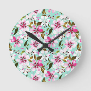 Reloj Redondo Mediano Flores rosadas exuberantes en arte floral acuarela