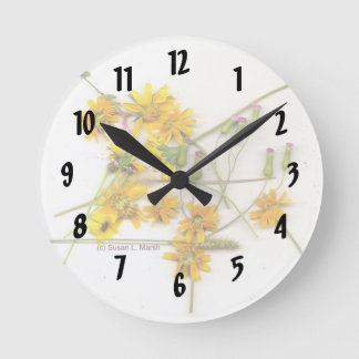 Reloj Redondo Mediano Flores silvestres dispersas en amarillo y blanco