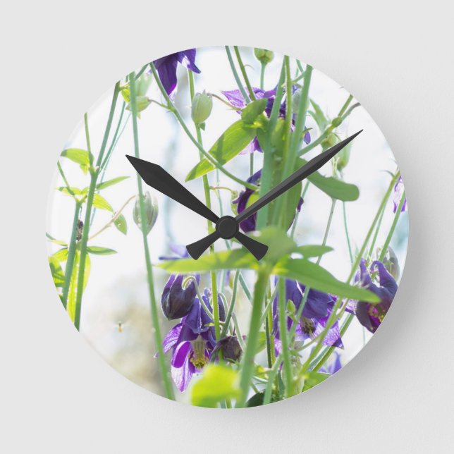 Reloj Redondo Mediano Flores violetas deslumbrantes en la naturaleza. (Anverso)