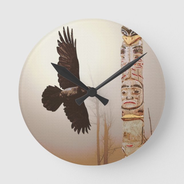 Reloj Redondo Mediano Flying Raven & Totem-Pole Fantasy Art (Anverso)